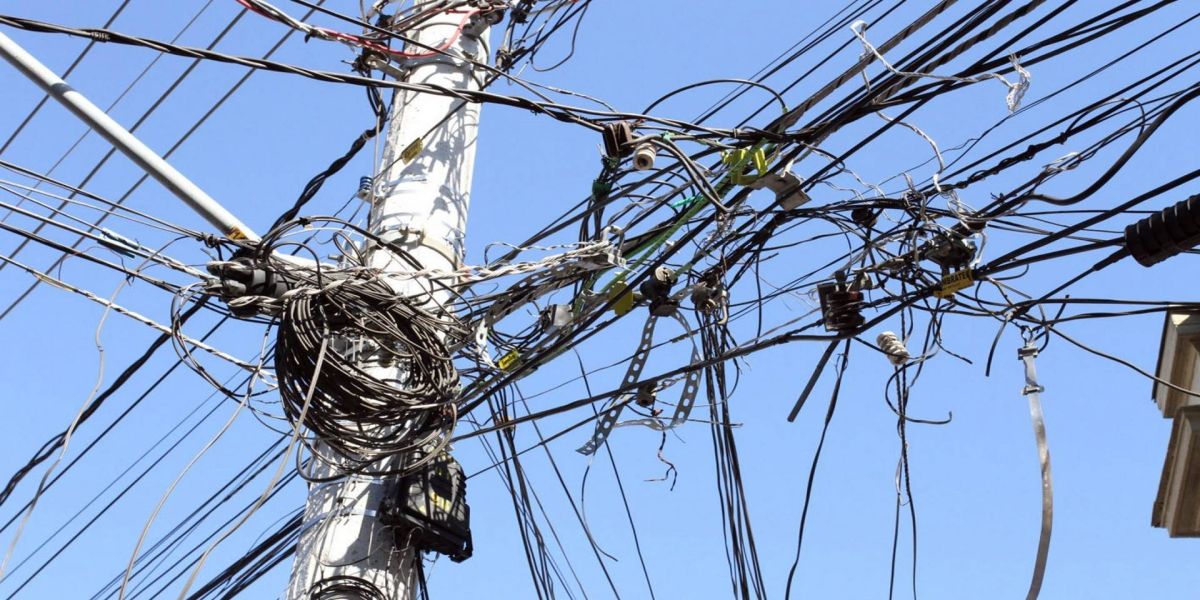 Nova legislação obriga companhias a retirar fiações soltas e prevê multa em Cascavel