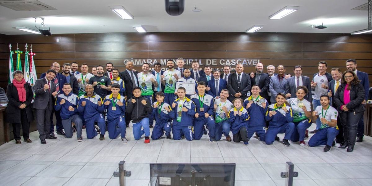 Equipe de Muaythai de Cascavel recebe aplausos da Câmara de Cascavel