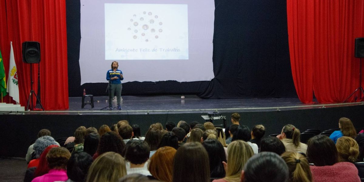 Em busca de melhorar o ambiente de trabalho servidores da saúde participam de palestra motivacional