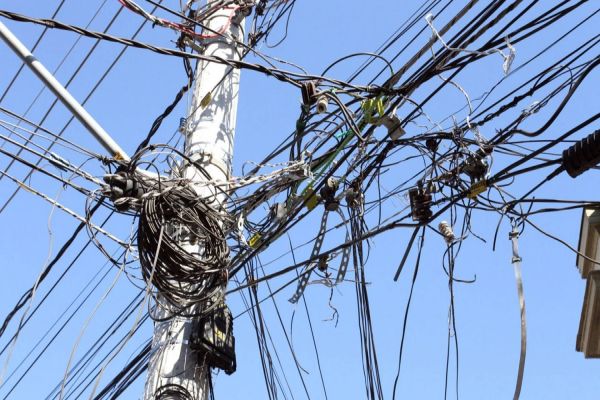 Nova legislação obriga companhias a retirar fiações soltas e prevê multa em Cascavel