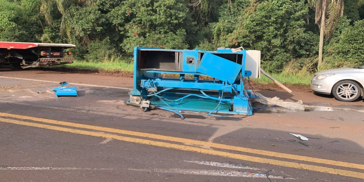 Peça se solta de caminhão e provoca acidente na BR 369 entre Cascavel e Corbélia