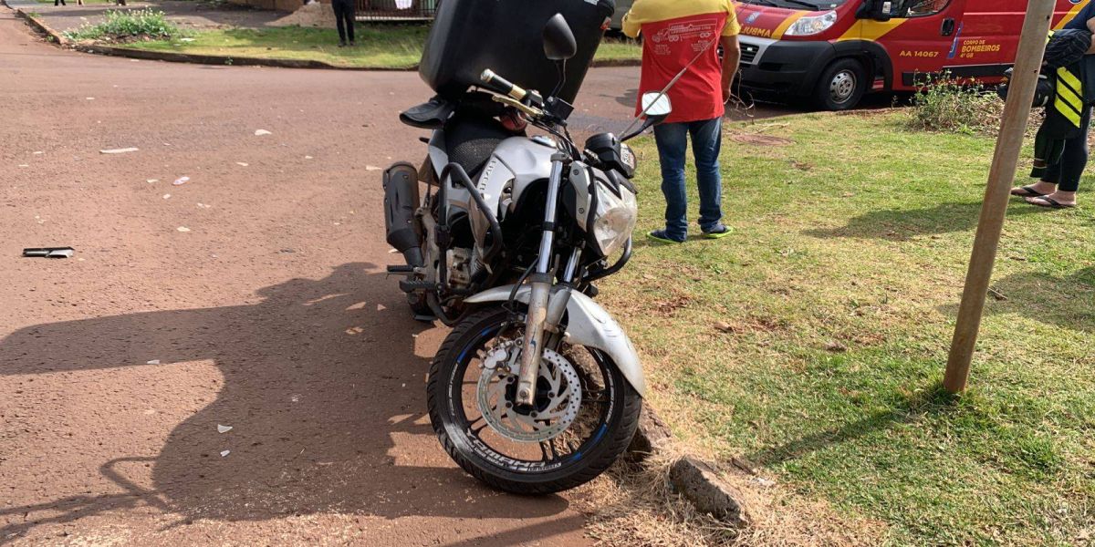 Motociclista fica ferido após colisão de trânsito na rua Roma no bairro Cascavel Velho