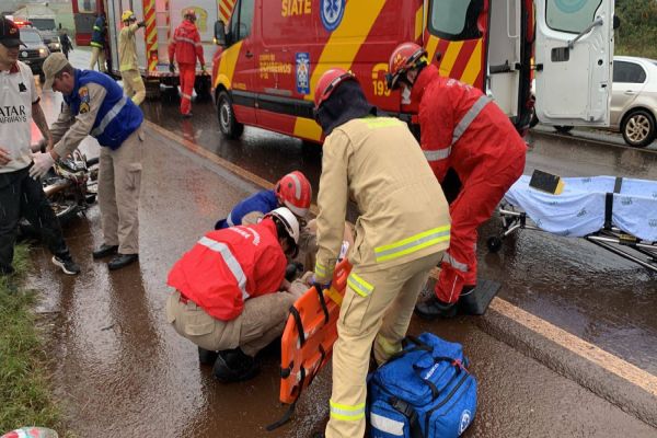 Casal fica ferido após queda de moto na BR-369 em Cascavel; O pneu traseiro acabou estourando