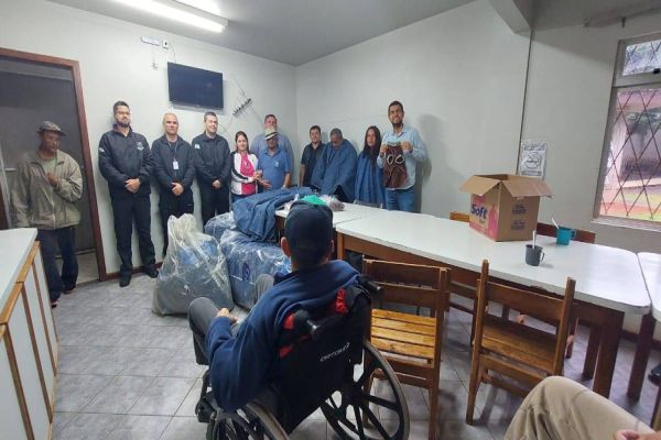 Seaso recebe doação de ponchos e roupas pet para pessoas e cães em situação de rua