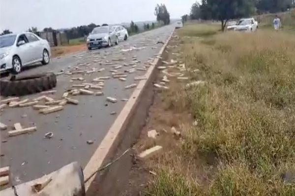 Traficante morre ao colidir de frente com caminhão e deixa meia tonelada de maconha espalhada