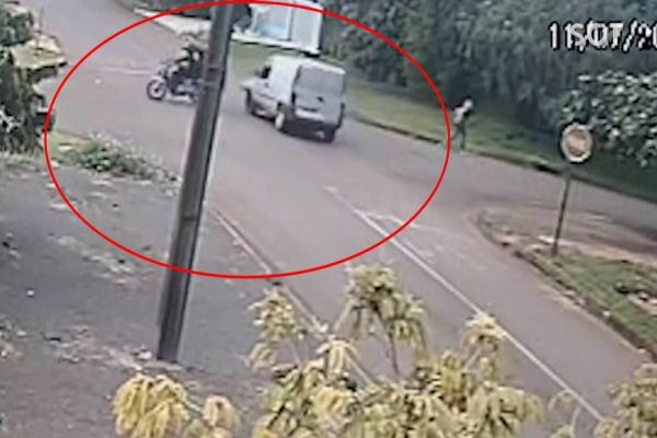 Imagem referente a notícia: Câmera de segurança registra acidente de trânsito com motociclista ferido no bairro Cascavel Velho