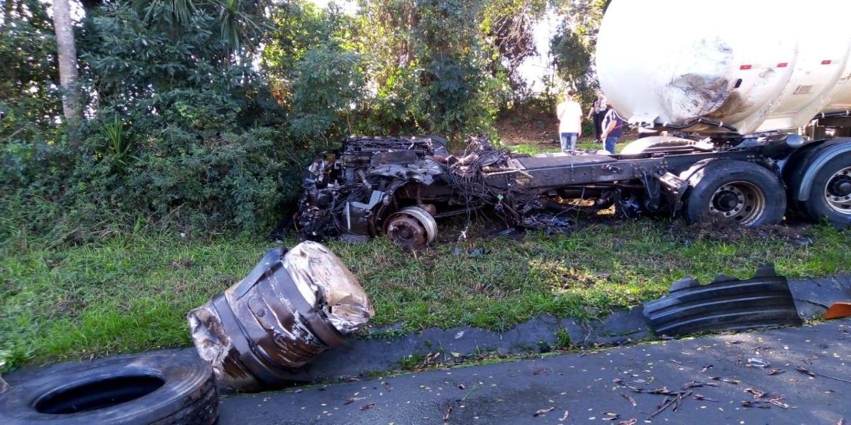 Grave acidente entre caminhões na BR-277 resulta em uma vítima fatal e uma pessoa lesionada