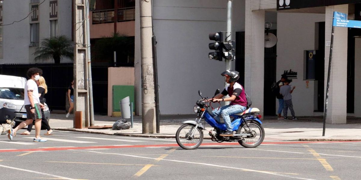 Conheça as novas normas de trânsito para ciclomotores, patinetes, bicicletas e skates