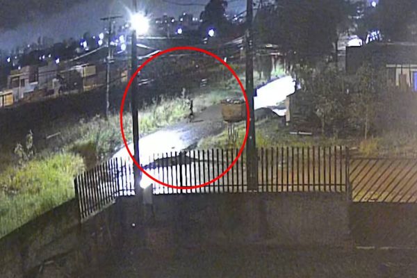 Imagem referente a notícia: Câmera de segurança registra o momento em que Taciana é arrastada para mata antes de ser morta