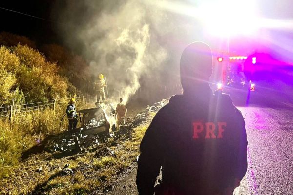 Imagem referente a notícia: PRF apreende caminhonete com cigarros após fuga por 10 quilômetros na BR-277