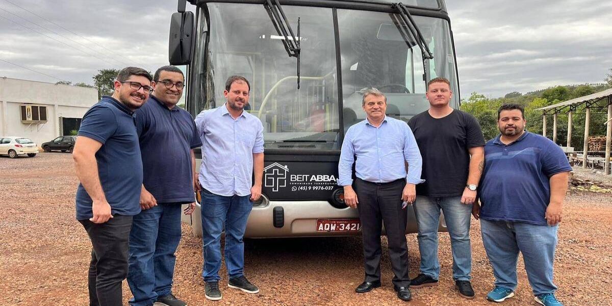 Comunidade terapêutica Beit Abba de Toledo recebe ônibus doado pela Prefeitura de Curitiba