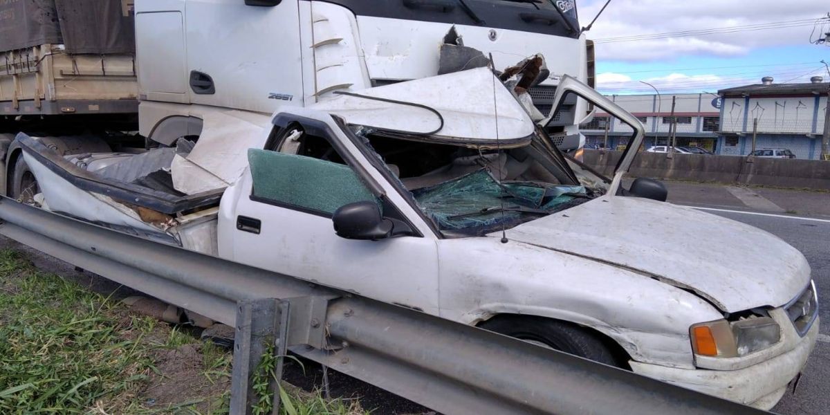 Motorista morre após ser atropelado por caminhão enquanto trocava pneu de caminhonete na BR-277