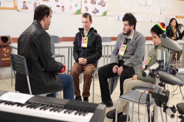 Professor com baixa visão lidera oficina de música inclusiva para deficientes visuais