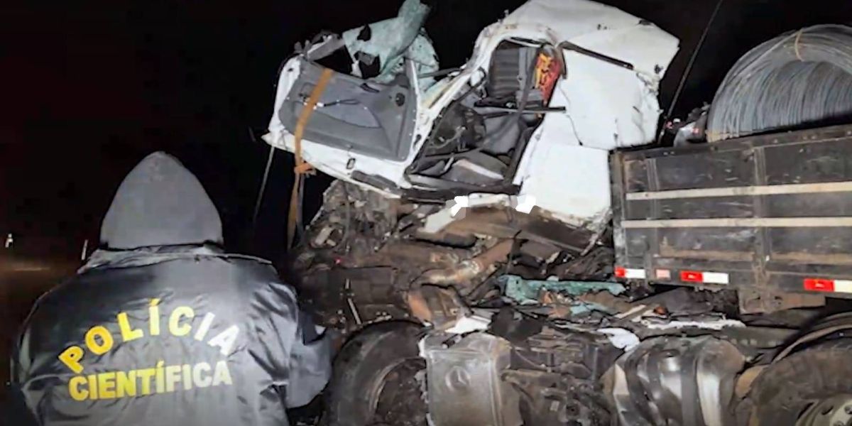 Colisão frontal entre carreta e caminhão Baú deixa uma vítima fatal na BR-277, em Prudentópolis