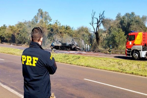 Incêndio em caminhão carregado de pneus mobiliza varias equipes do Corpo de Bombeiros em Cascavel