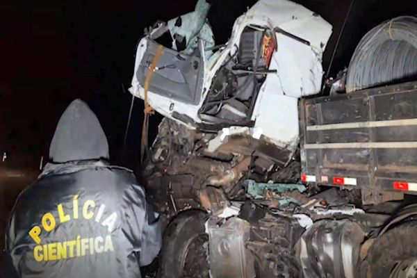 Colisão frontal entre carreta e caminhão Baú deixa uma vítima fatal na BR-277, em Prudentópolis