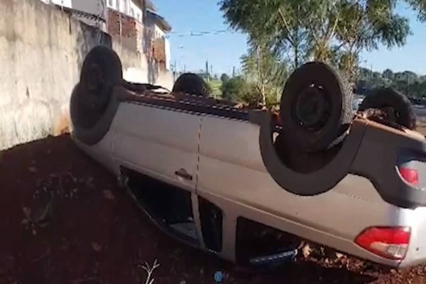 Veículo capota na PRC-467, em Cascavel