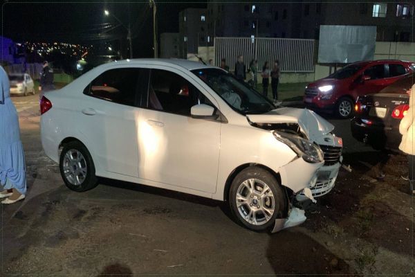 Condutor provoca dois acidentes consecutivos no Bairro Universitário, em Cascavel