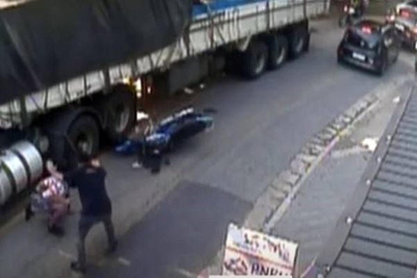 Carreta passa por cima de motociclista e homem sobrevive, na Zona Norte de São Paulo; vídeo