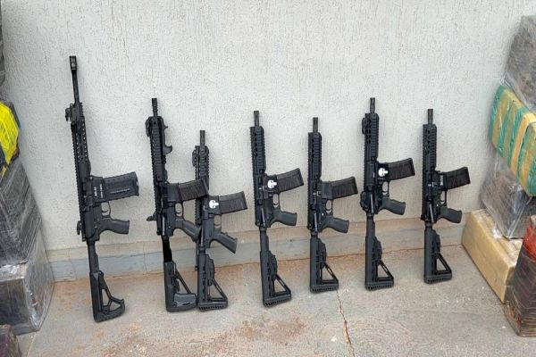 Forças de segurança apreendem 82 armas e duas toneladas de drogas na BR-369 no norte do Paraná