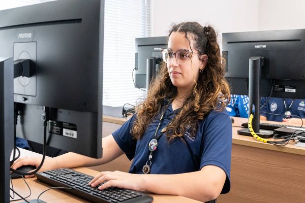 De olho no mercado de TI, jovens aprendizes da Itaipu participam de capacitação em TI