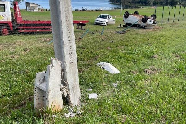 Automóvel colide com poste em Santa Terezinha de Itaipu