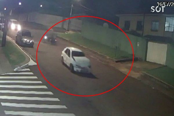 Imagens de câmeras de segurança revelam sequência de acidentes na Rua João Merlim em Cascavel