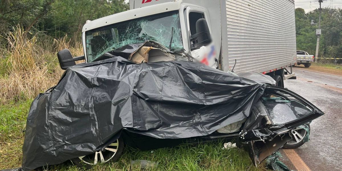Pai e filho morrem em acidente envolvendo carro e caminhão na PR-495 em Serranópolis do Iguaçu