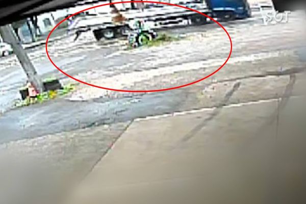 Caminhão passa por cima de motocicleta durante acidente no Bairro Maria Luíza