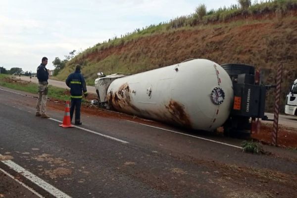 Tombamento de carreta com GLP interdita BR-163 entre Santa Lúcia e Lindoeste
