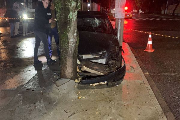 Passageiros morre e condutor é socorrido pelo Siate após colisão na Rua Nereu Ramos, em Cascavel