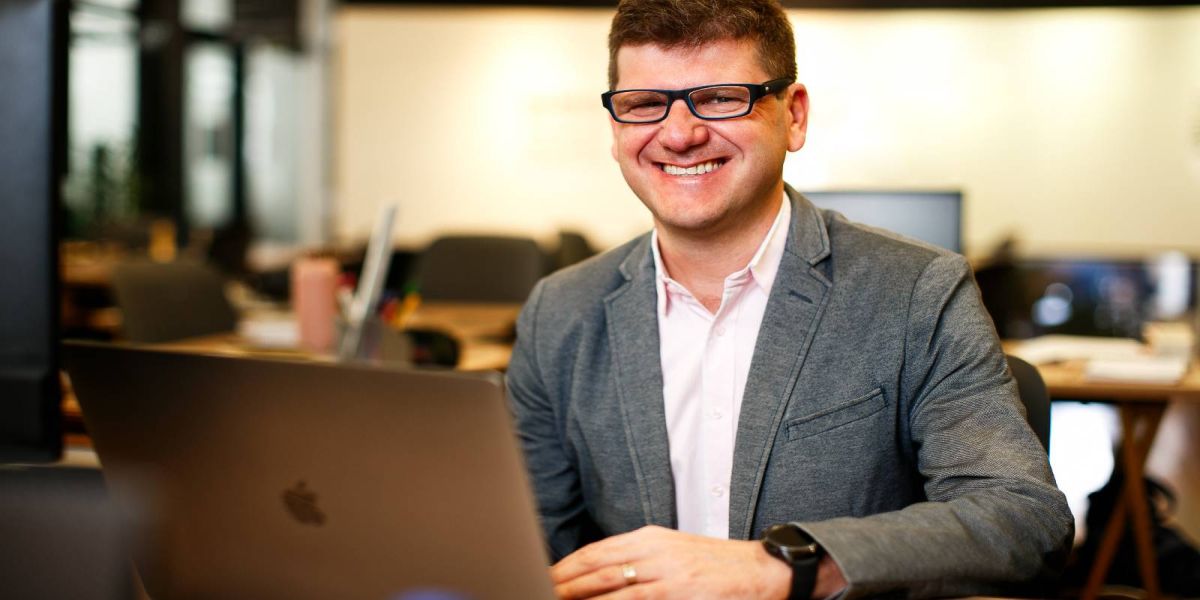 Livro escrito por curitibano com a ajuda do ChatGPT aborda a inteligência artificial na educação