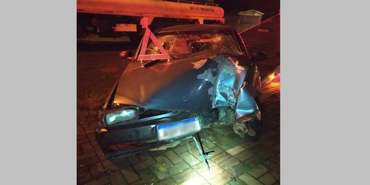 Condutor embriagado colide contra residência e passageiro é socorrido após colisão no Bairro Guarujá