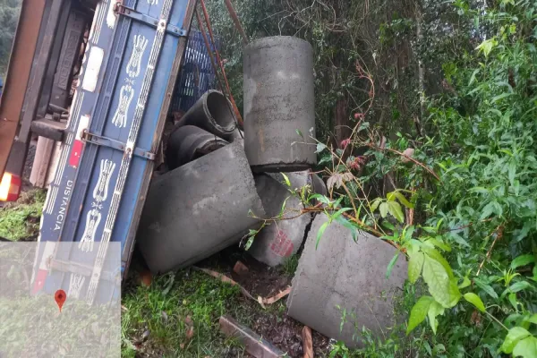 Foto relacionada a notícia: Caminhão carregado com manilhas tomba na BR-277 em Nova Laranjeiras