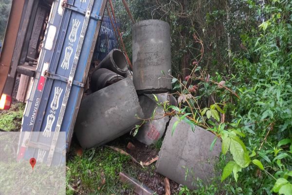Caminhão carregado com manilhas tomba na BR-277 em Nova Laranjeiras