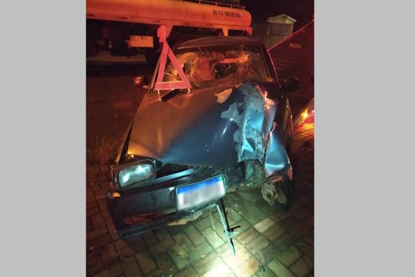 Condutor embriagado colide contra residência e passageiro é socorrido após colisão no Bairro Guarujá