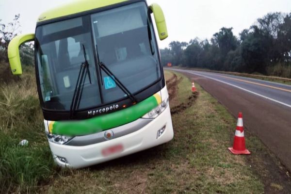 Ônibus de linha sai da pista após acidente na BR-277 em Cascavel