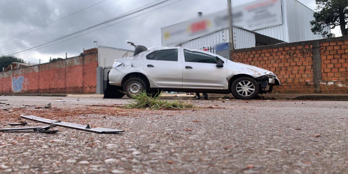 Carro capota após condutora tentar desviar de cachorro sobre a rodovia PRc-467 em Cascavel