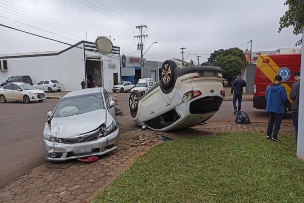 Imagem referente a notícia: Capotamento registrado após colisão entre veículos no Bairro São Cristóvão, em Cascavel