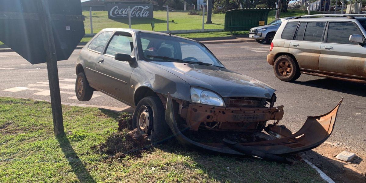 Fiesta fica destruído após forte colisão com caminhão no Trevo da Portal em Cascavel