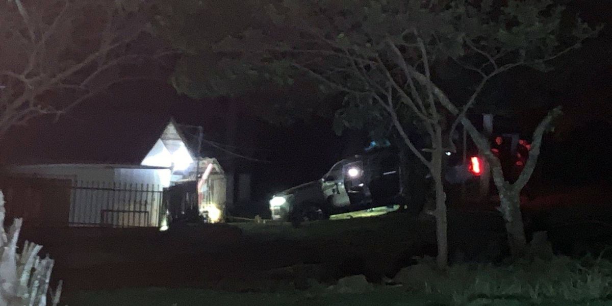 Carro furtado invade residência durante perseguição na região norte de Cascavel