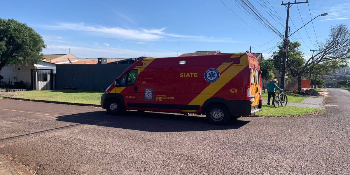 Idoso fica ferido em colisão entre carro e bicicleta na Rua Francisco Beltrão
