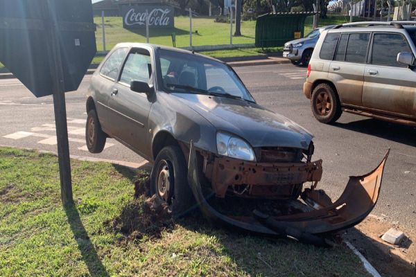 Imagem referente a notícia: Fiesta fica destruído após forte colisão com caminhão no Trevo da Portal em Cascavel