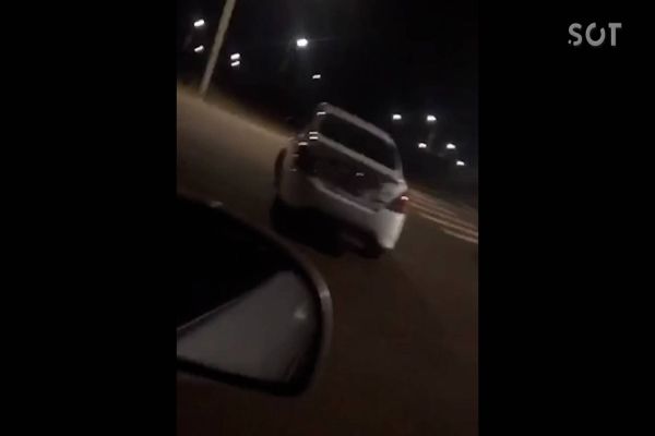 Imagem referente a notícia: Vídeo mostra carro roubado dando cavalo de pau após assalto no Centro de Cascavel