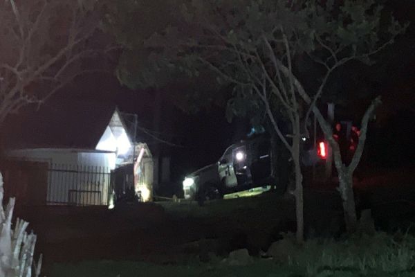 Imagem referente a notícia: Carro furtado invade residência durante perseguição na região norte de Cascavel