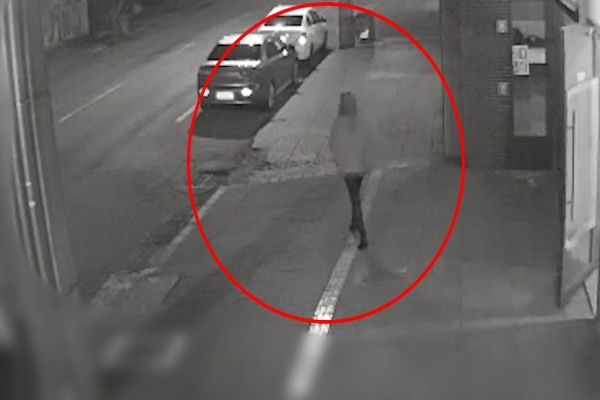 Imagem referente a notícia: Assalto a mão armada é registrado por câmera de monitoramento no Centro de Cascavel