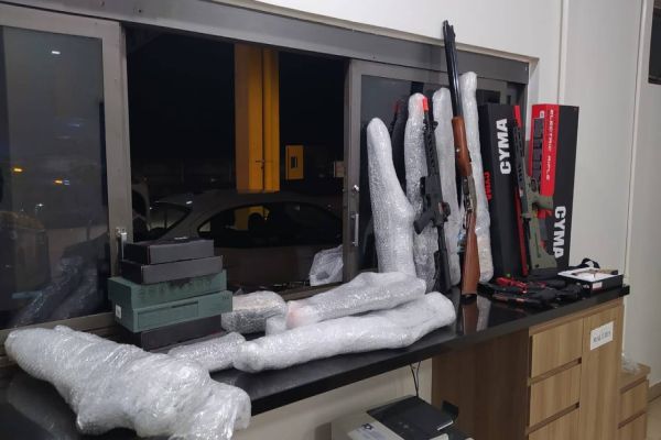 Imagem referente a notícia: Polícia Rodoviária Federal apreende armas de Airsoft em fiscalização na BR-277 em Cascavel
