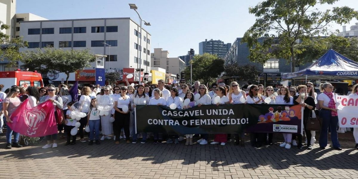 Cascavel Unida: Centenas de pessoas participam da caminhada contra o Feminicídio