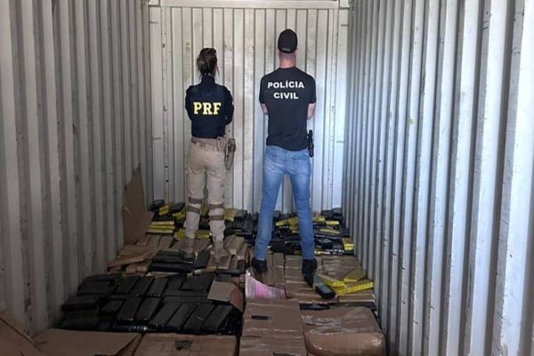Imagem referente a notícia: PRF e PC realizam apreensão histórica de maconha em Guarapuava; A droga foi carregada em Cascavel