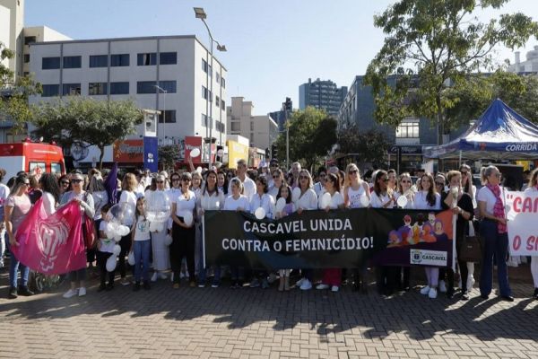 Cascavel Unida: Centenas de pessoas participam da caminhada contra o Feminicídio